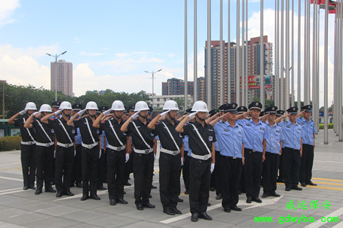 女子慪氣跳湖 游客報(bào)警景區(qū)保安救人