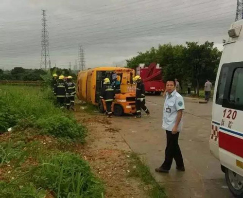 東莞鳳崗保安公司消息，校車側(cè)翻 一名小學(xué)女生無辜?xì)屆? /></a></dt>
                                <dd>
                                    <h4>
                                        <a href=