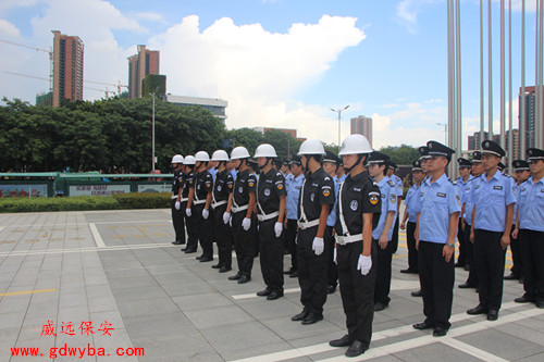 市民爭(zhēng)相打撈百元 熱心打撈三萬(wàn)多元 酒店保安：全部是成捆的