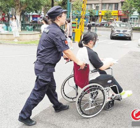 高考前女生腿受傷，女保安把輪椅推進(jìn)考場(chǎng)